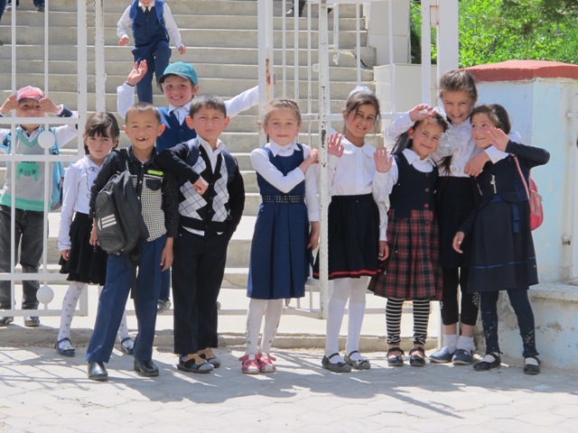Kinder vor der Schule.JPG